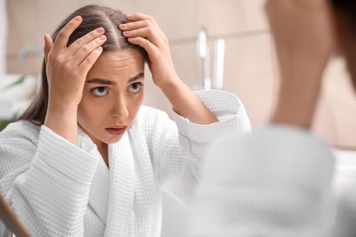 Mujer mirándose el pelo